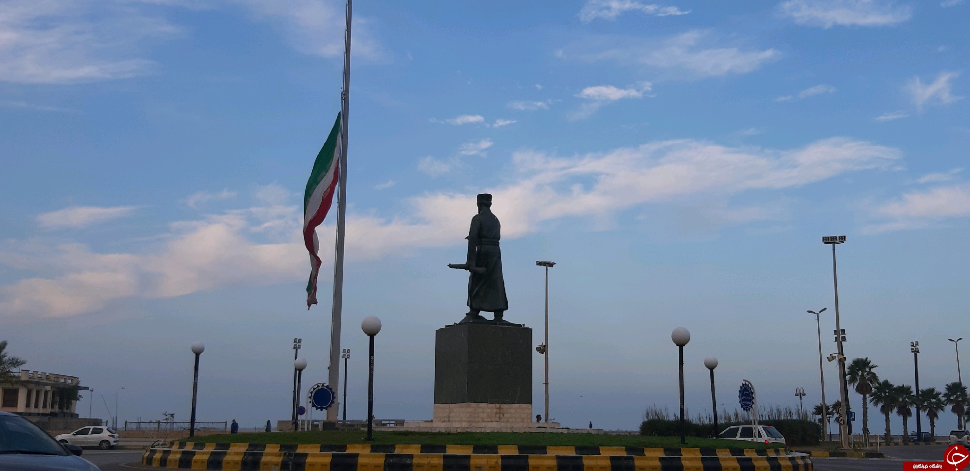 پرچم کشورمان در ساحل بوشهر به حالت نیمه افراشته درآمد