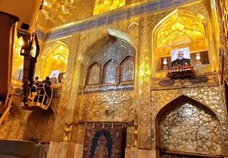 نصب تصاویر سرداران  شهید سلیمانی و ابومهندس بر ایوان طلای حرم علی بن موسی الرضا(ع)