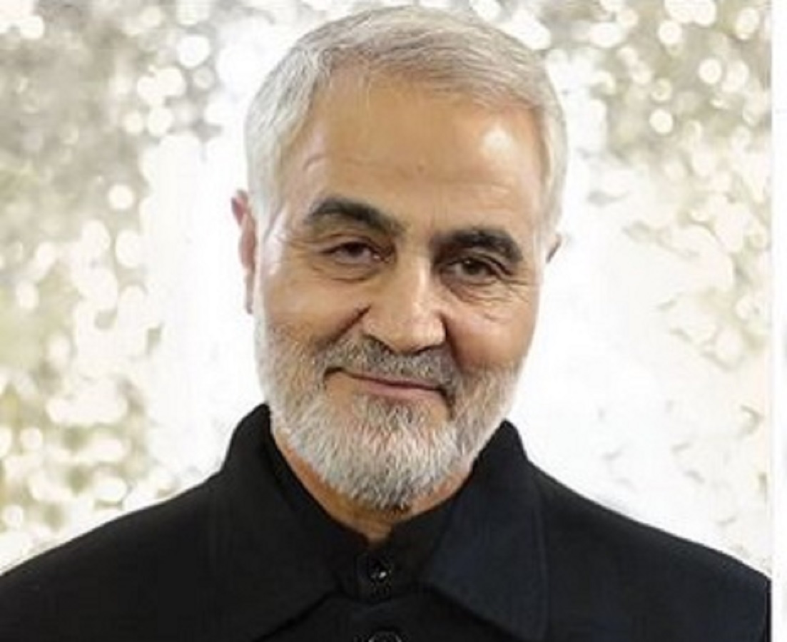 خادم الرضا سپهبد شهید قاسم سلیمانی درحال غبار روبی از ضریح مطهر امام هشتم (ع)