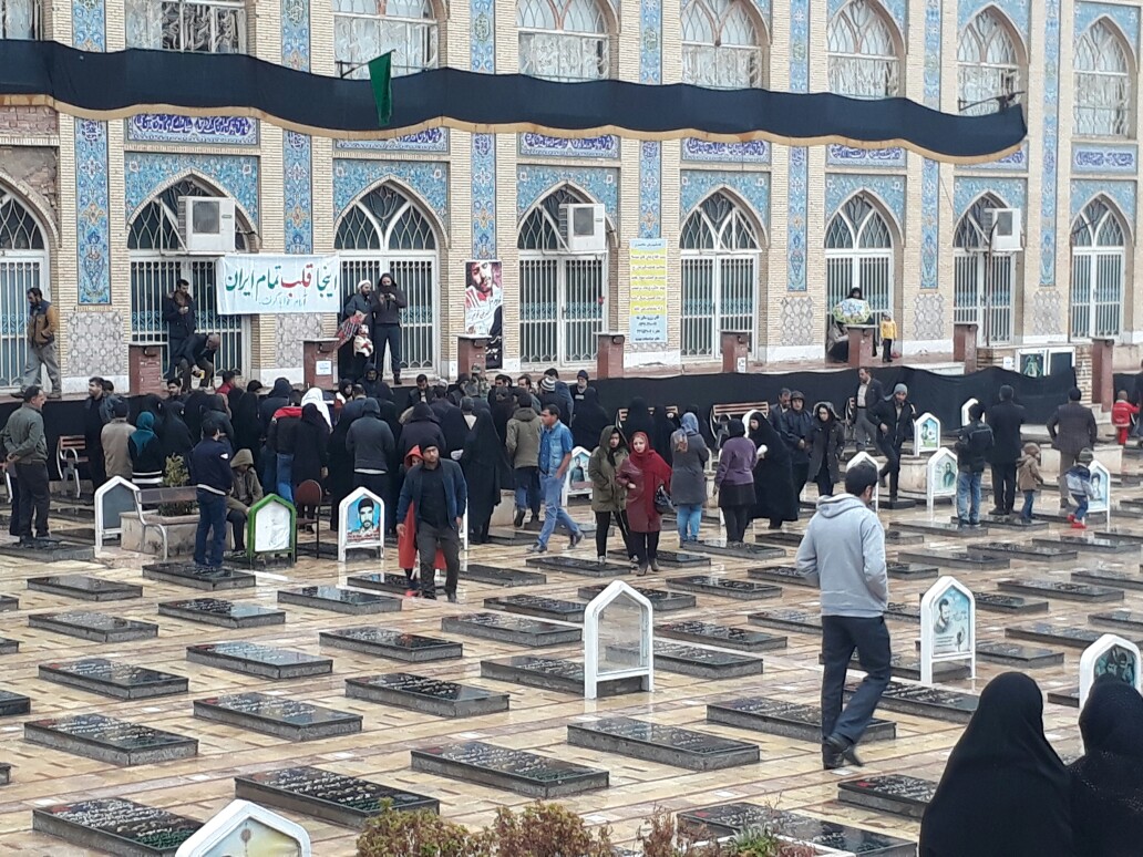 کرمانی&zwnj;های بی قرار در گلزار شهدا با وجودبارانی بودن آمدند تا به سردارشان بگویند دلمان تنگ است قلب&zwnj;های مان شکسته، اما مطمئن باش پاهایمان استوار برای انتقام خونت است