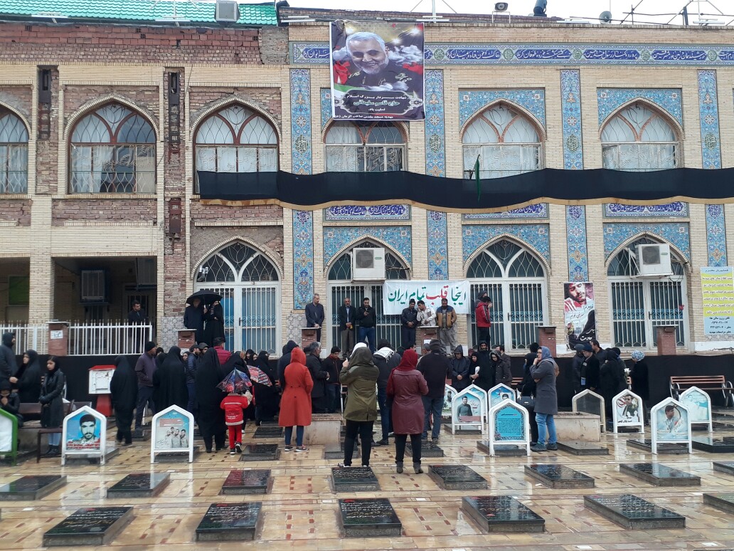 کرمانی&zwnj;های بی قرار در گلزار شهدا با وجودبارانی بودن آمدند تا به سردارشان بگویند دلمان تنگ است قلب&zwnj;های مان شکسته، اما مطمئن باش پاهایمان استوار برای انتقام خونت است