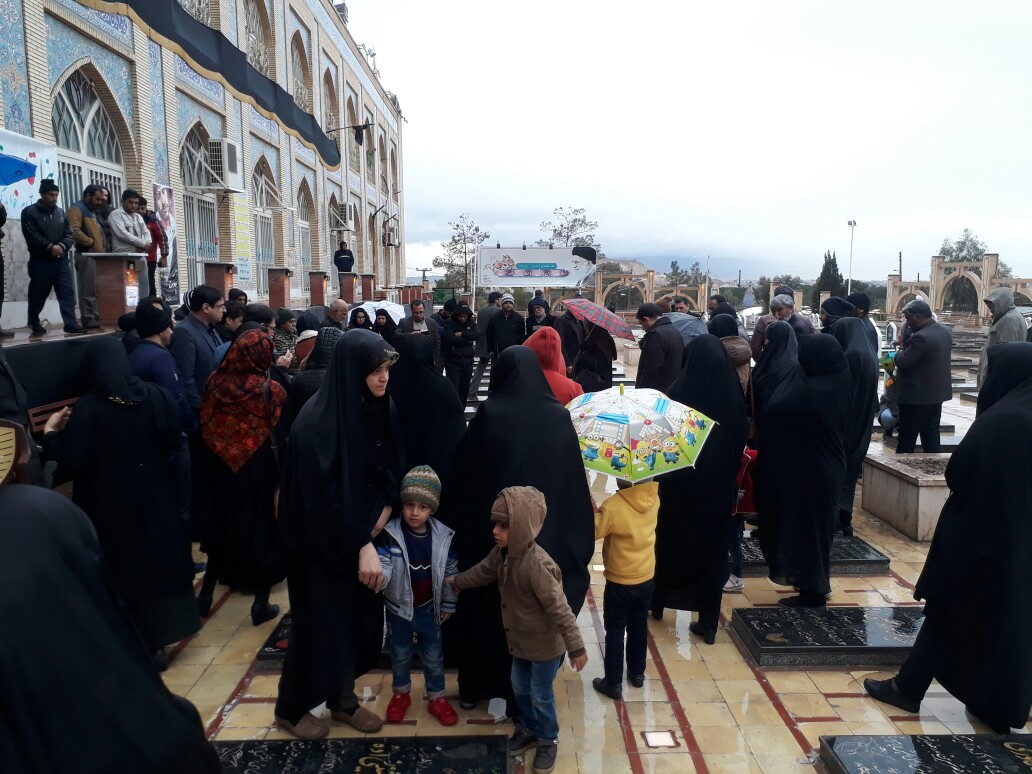کرمانی&zwnj;های بی قرار در گلزار شهدا با وجودبارانی بودن آمدند تا به سردارشان بگویند دلمان تنگ است قلب&zwnj;های مان شکسته، اما مطمئن باش پاهایمان استوار برای انتقام خونت است