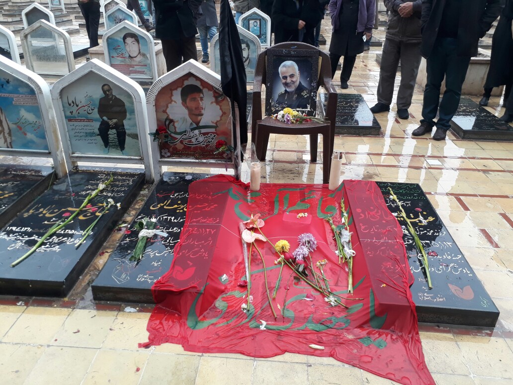 کرمانی&zwnj;های بی قرار در گلزار شهدا با وجودبارانی بودن آمدند تا به سردارشان بگویند دلمان تنگ است قلب&zwnj;های مان شکسته، اما مطمئن باش پاهایمان استوار برای انتقام خونت است