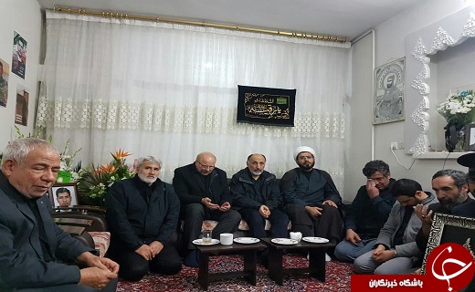اهداء نشان متبرک به خانواده شهید مظفری نیا