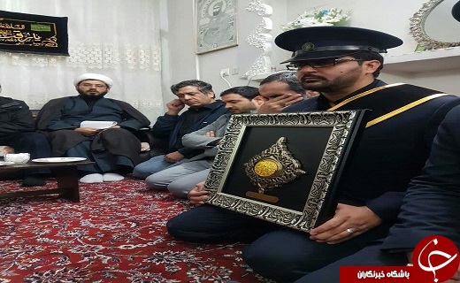 اهداء نشان متبرک به خانواده شهید مظفری نیا