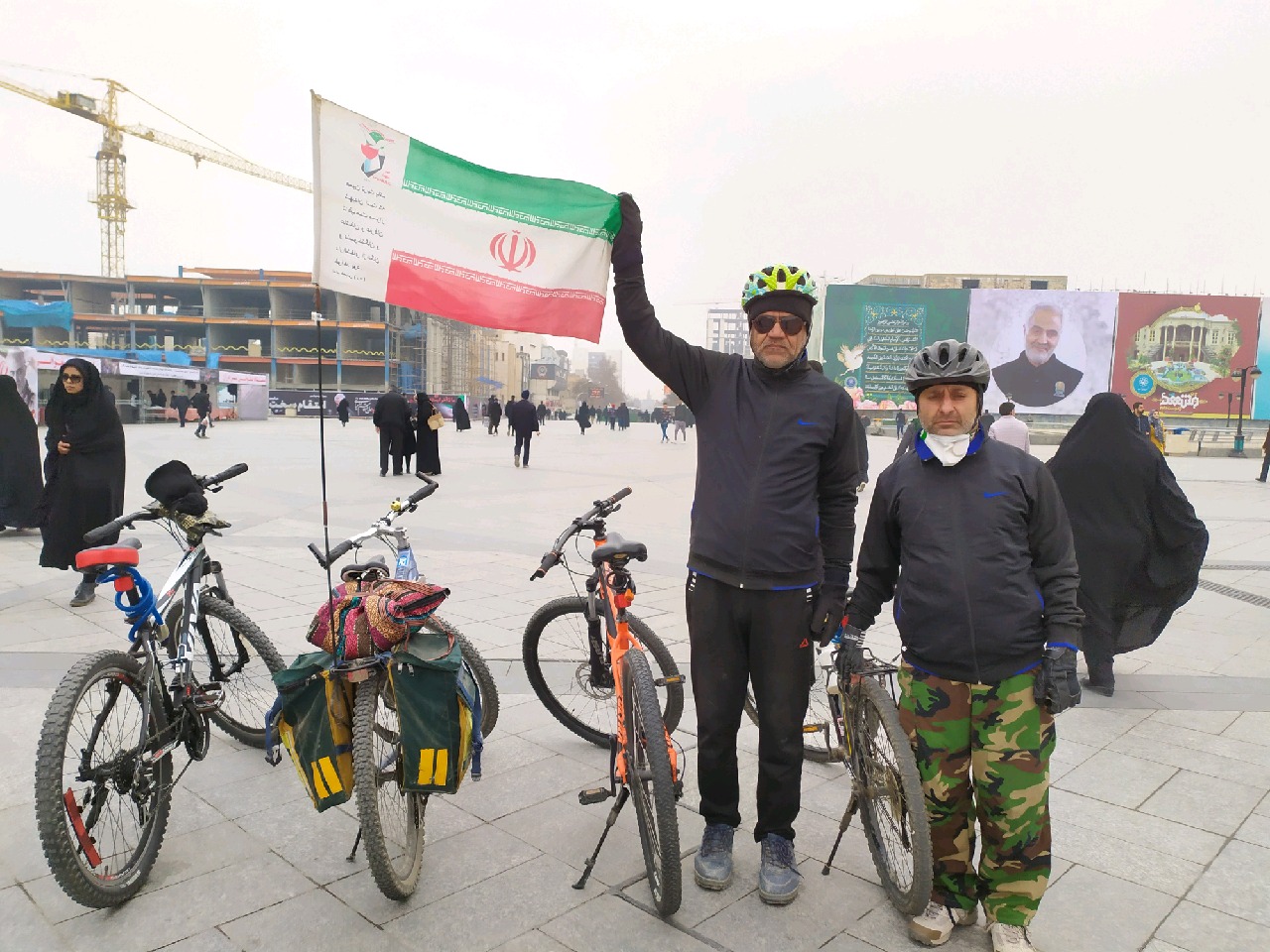 حضور مسافران دوچرخه سوار کربلا در مراسم تشییع سردار سلیمانی در مشهد