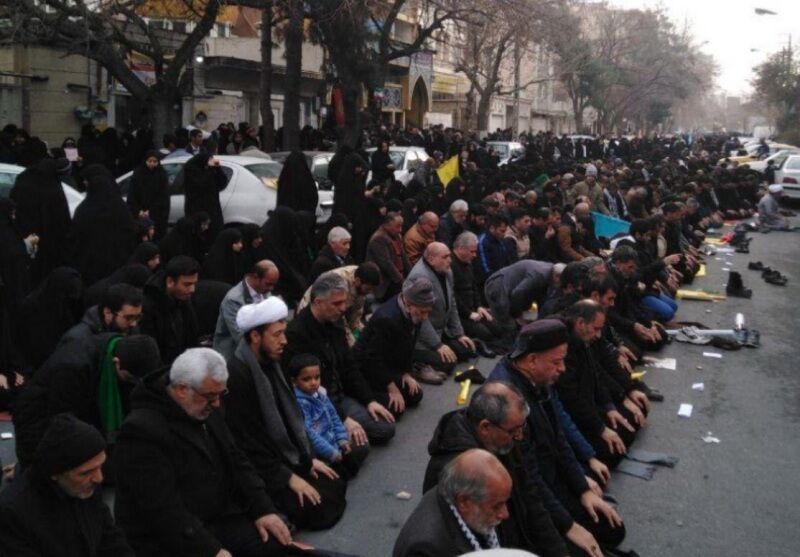 اقامه نماز جماعت در مشهد با حضور عزاداران منتظر پیکر شهدای مقاومت اقامه نماز جماعت در مشهد با حضور عزاداران منتظر پیکر شهدای مقاومت