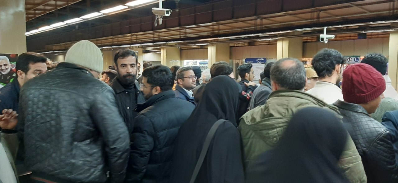 ازدحام جمعیت در قطارشهری مشهد همزمان با مراسم تشییع سردار سلیمانی ازدحام جمعیت در قطارشهری مشهد همزمان با مراسم تشییع سردار سلیمانی