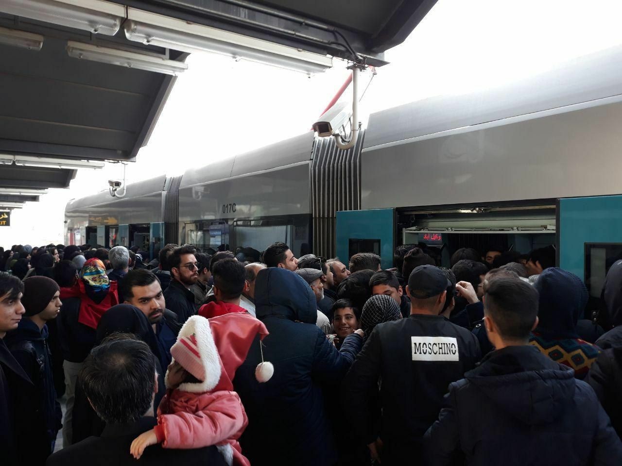 ازدحام جمعیت در قطارشهری مشهد همزمان با مراسم تشییع سردار سلیمانی ازدحام جمعیت در قطارشهری مشهد همزمان با مراسم تشییع سردار سلیمانی