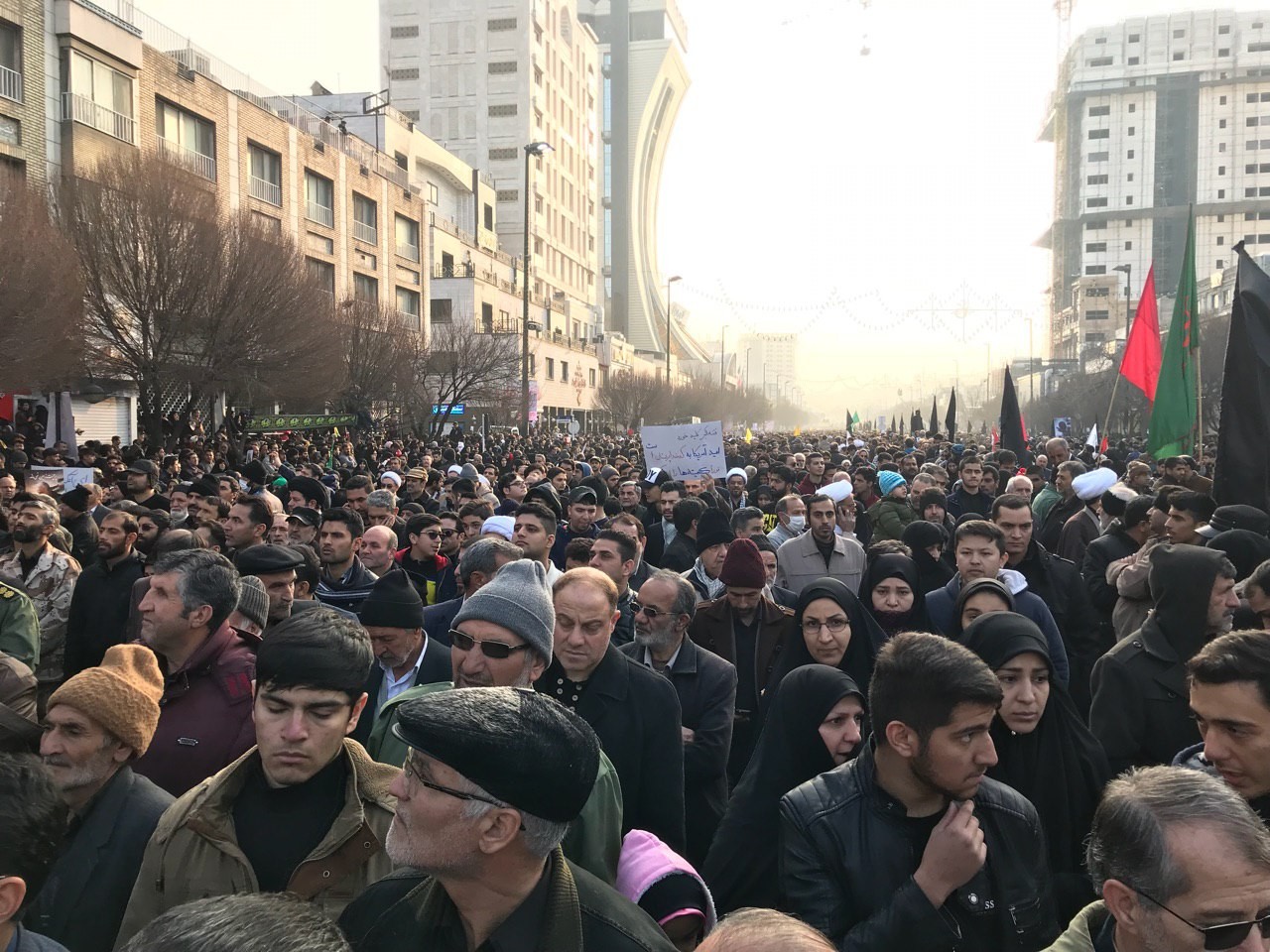 حضور میلیونی مردم مشهد در مراسم تشییع پیکرهای سردار سلیمانی و همرزمان شهیدش