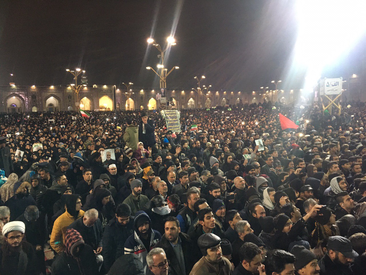 آمدم ای شاه پناهم بده/ ورود پیکر سردار شهید قاسم سلیمانی به حرم مطهر رضوی