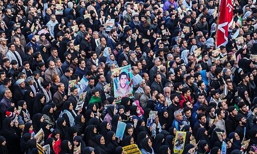 حضور مردم انقلابی کفن‌پوش تهران در مراسم تشییع سپهبد شهید قاسم سلیمانی