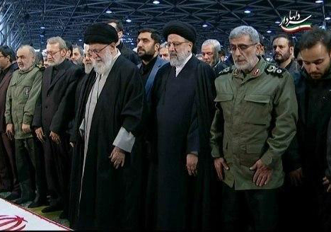 نماز پر سوز و گداز رهبر انقلاب بر پیکر سردار سلیمانی + فیلم