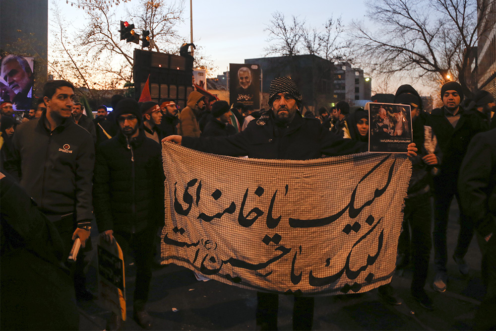 وداع پایتخت نشینان با سردار دلها/ اقامه نماز رهبر انقلاب بر پیکر مطهر سردار شهید قاسم سلیمانی و همرزمانش