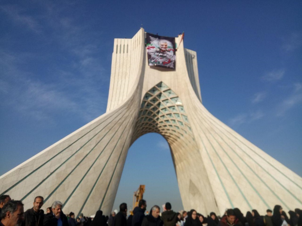 تصویر شهید سپهبد حاج قاسم سلیمانی بر فراز برج آزادی