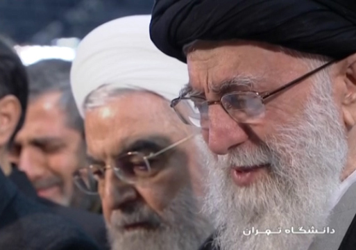 لحظه بغض و گریه رهبر انقلاب حین نماز بر پیکر سردار سلیمانی + فیلم