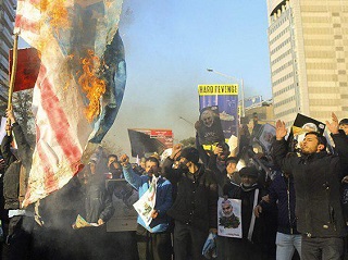رقص پرچم آمریکا در شعله‌های آتش
