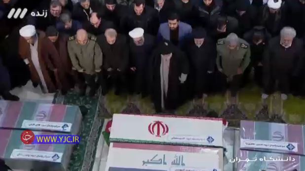 طلب شهادت رهبر انقلاب هنگام خواندن نماز بر پیکر حاج قاسم و هم‌رزمانش