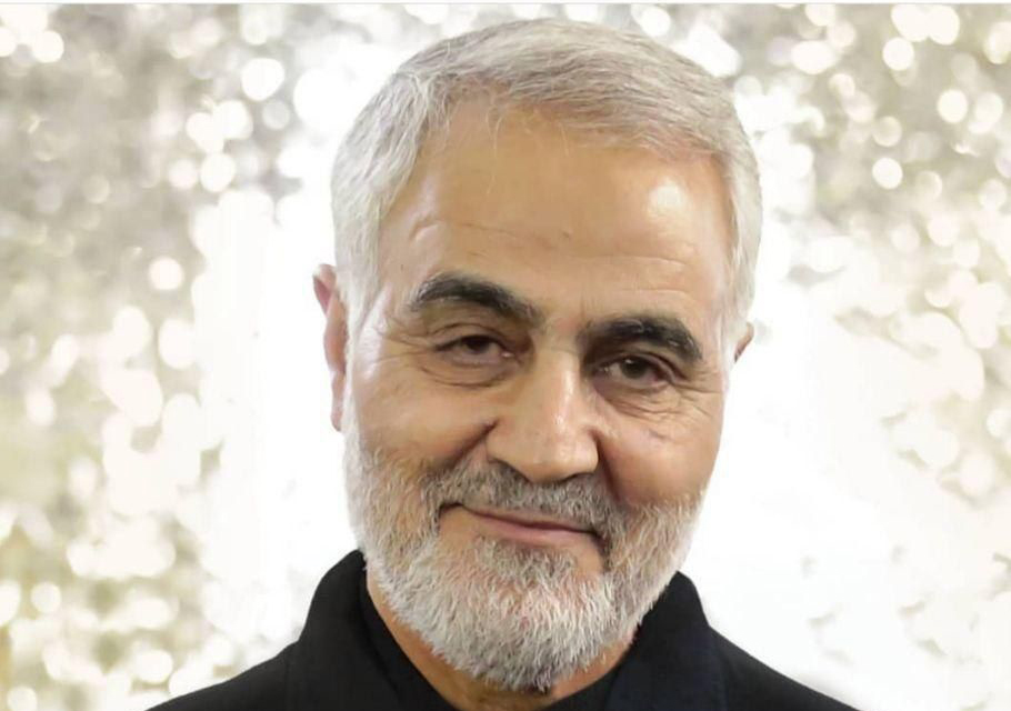 حاج قاسم سلیمانی در کنار همرزمان کرمانی در زمین فوتبال + فیلم