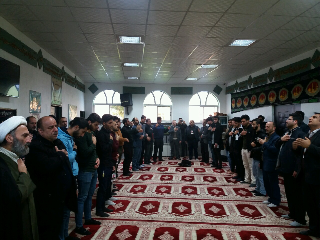 دانشجویان صومعه سرایی با عکس سردار شهید سلیمانی در جلسه امتحان حاضر شدند