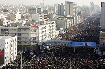 میلیون&zwnj;ها ایرانی گرداگرد پیکر سردار دلها و همرزمانشان + فیلم