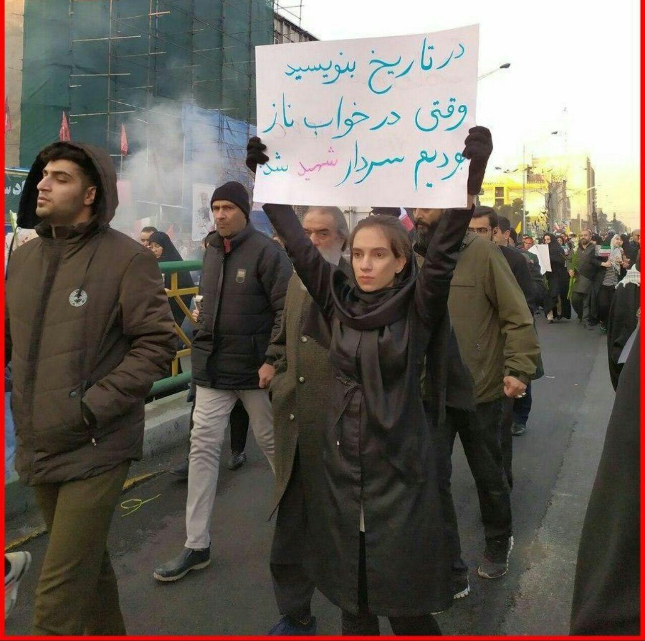 دست نوشته&zwnj;های زیبا در مراسم تشییع پیکر سپهبد شهید سلیمانی
