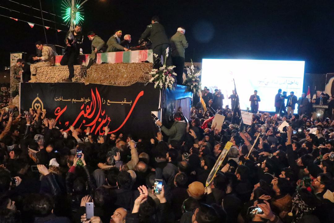آخرین زیارت سردار شهید قاسم سلیمانی در حرم حضرت معصومه(س)/ طواف پیکر شهدای مقاومت در حرم مطهر