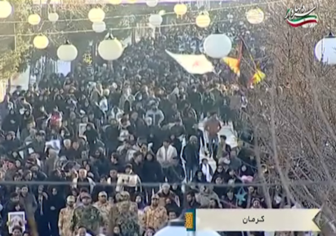 حضور گسترده مردم کرمان در مراسم تشییع پیکر سردار سلیمانی قبل از آغاز مراسم + فیلم