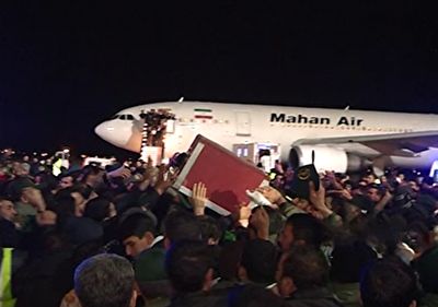 لحظه ورود پیکر سردار سلیمانی به فرودگاه کرمان در بامداد امروز + فیلم
