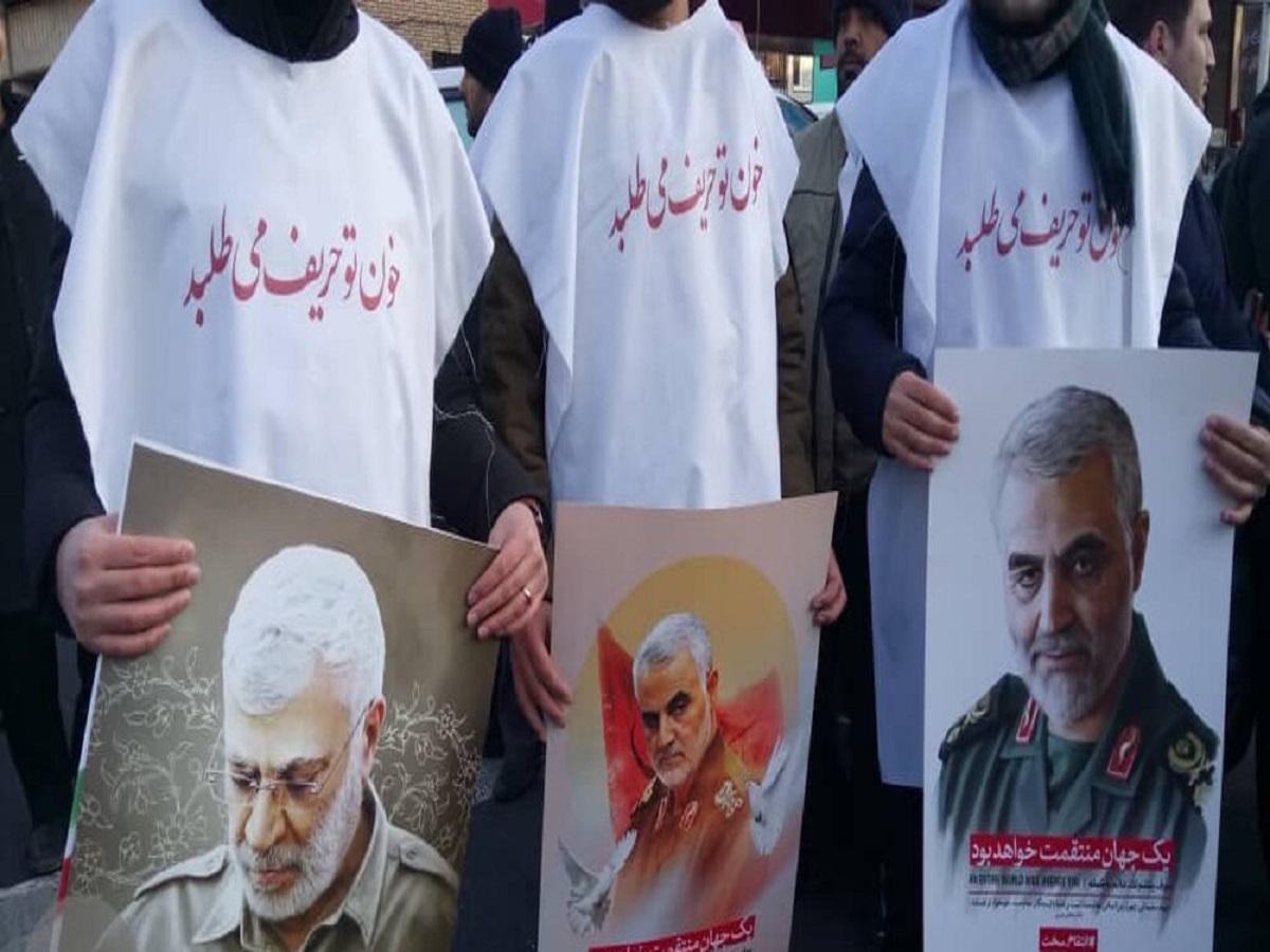 دست‌نوشته‌های جالب دانشجویان کفن‌پوش در مراسم تشییع پیکر حاج قاسم سلیمانی