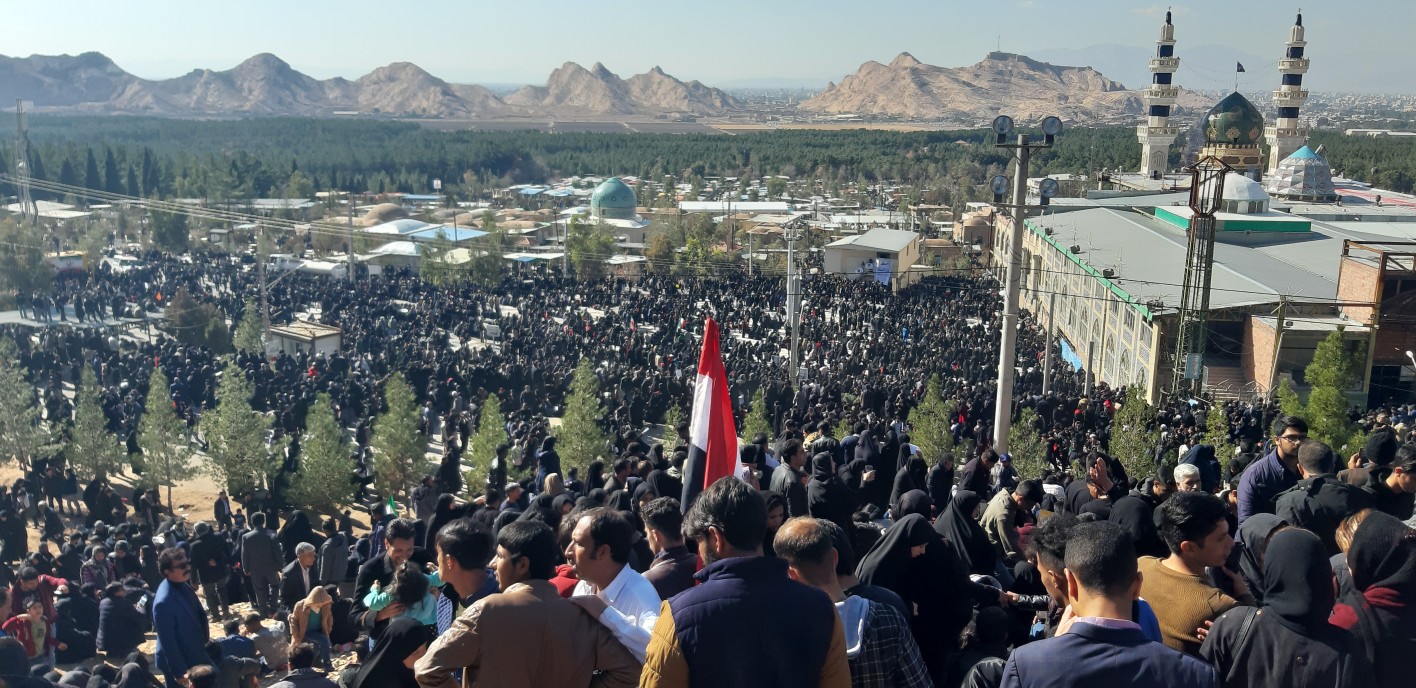 گلزار شهدای کرمان مملو از جمعیت