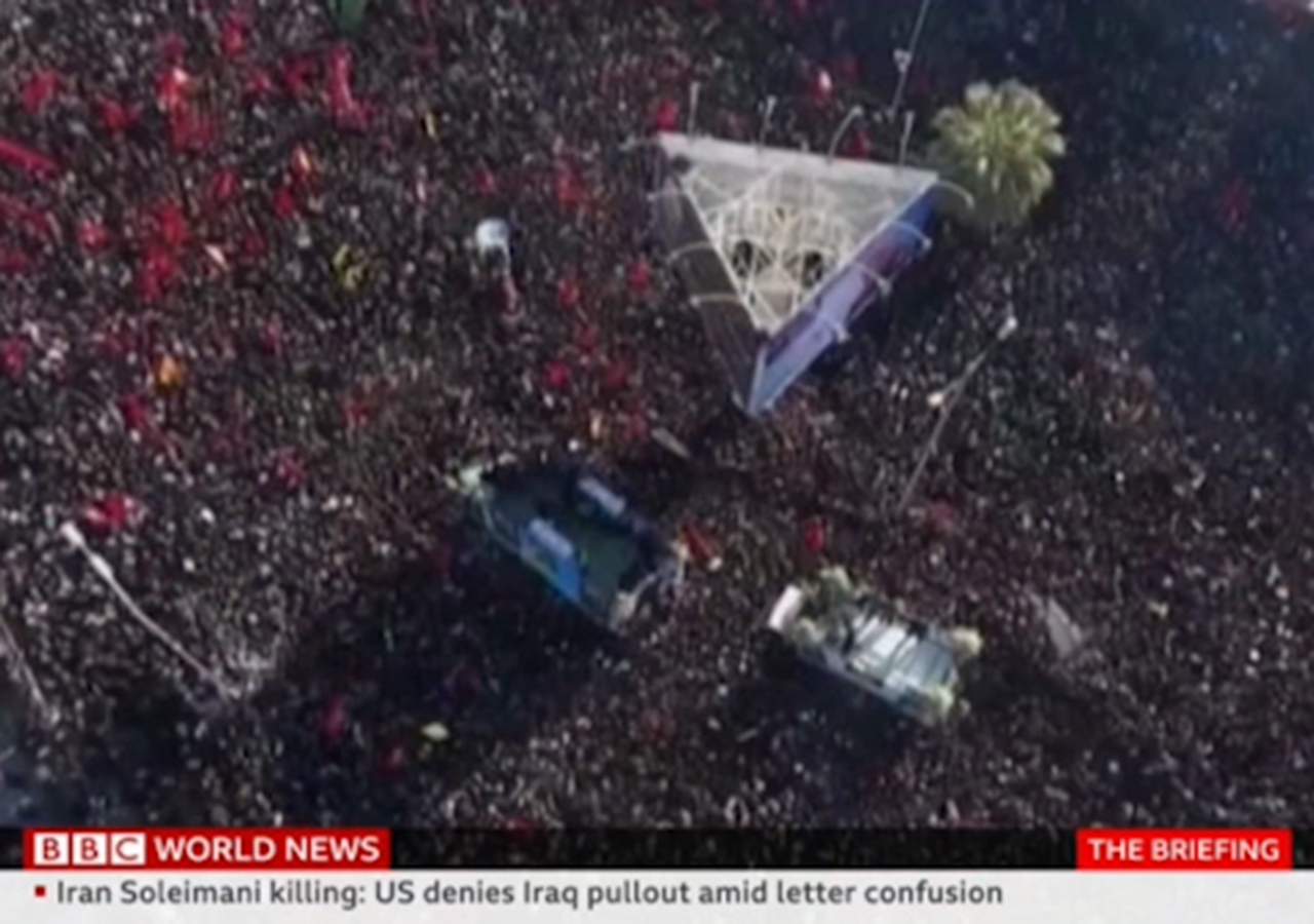 تصاویر زنده BBC WORLD از مراسم تشییع پیکر سردار سلیمانی در کرمان