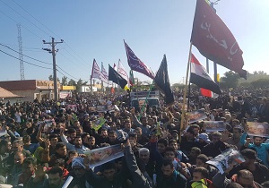 اهتزاز پرچم حشدالشعبی  عراق در مراسم تشییع پیکر مطهر شهید ابومهدی
