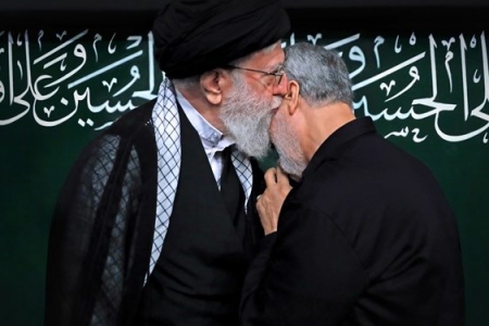 خاکسپاری پیکر سپهبد قاسم سلیمانی با عبای نماز شب رهبر معظم انقلاب