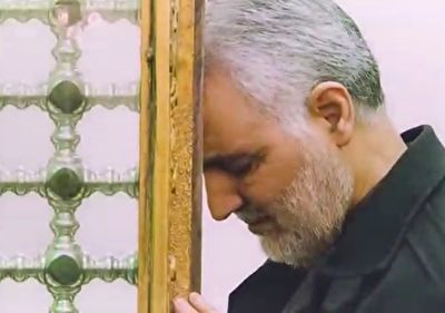 کلیپی زیبا از حضور سردار سلیمانی در داخل ضریح امام رضا(ع) قبل و بعد از شهادت