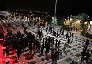 محل تدفین سردار شهید سپهبد قاسم سلیمانی و سردار شهید حسین جعفری‌نیا در گلزار شهدای کرمان + فیلم