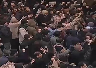 شعار الله اکبر مردم حین اعلام خبر موشکباران پایگاه&zwnj;های آمریکا بر سر مزار حاج قاسم + فیلم