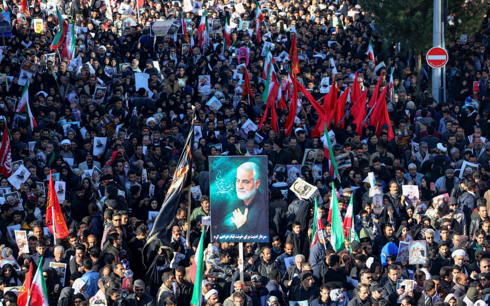تصاویر روز: از انعکاس جهانی مراسم تشییع سردار سلیمانی در کرمان تا جشنواره مجسمه&zwnj;های یخی در چین