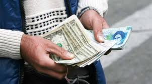 بازار ارز با ازدحام مردمی مواجه شد/احتمال کاهش قیمت ارز