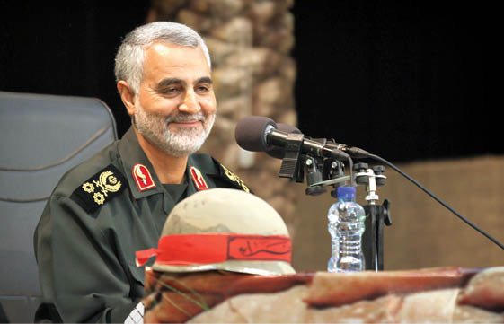 گفتگو با عکاسی که ۱۵ سال همراه حاج&zwnj;قاسم سلیمانی بود؛ افتخارم ثبت نگاه نافذ و خنده از ته دل سردار است