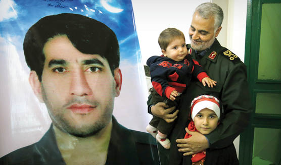 گفتگو با عکاسی که ۱۵ سال همراه حاج&zwnj;قاسم سلیمانی بود؛ افتخارم ثبت نگاه نافذ و خنده از ته دل سردار است