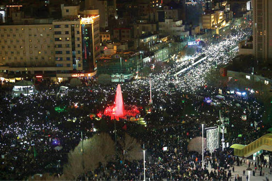 گفتگو با عکاسی که ۱۵ سال همراه حاج&zwnj;قاسم سلیمانی بود؛ افتخارم ثبت نگاه نافذ و خنده از ته دل سردار است