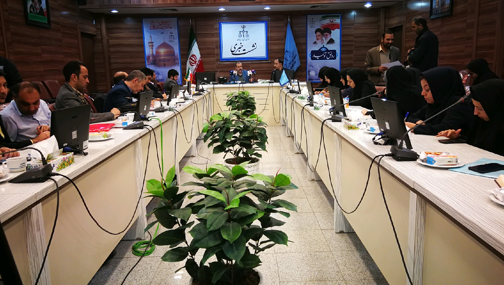 نماینده ای که قانون را نمی شناسد صلاحیت نشستن بر کرسی قانون گذاری را ندارد