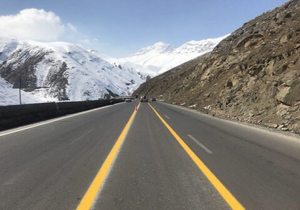 خط کشی گرم محور هراز در فصل سرد زمستان