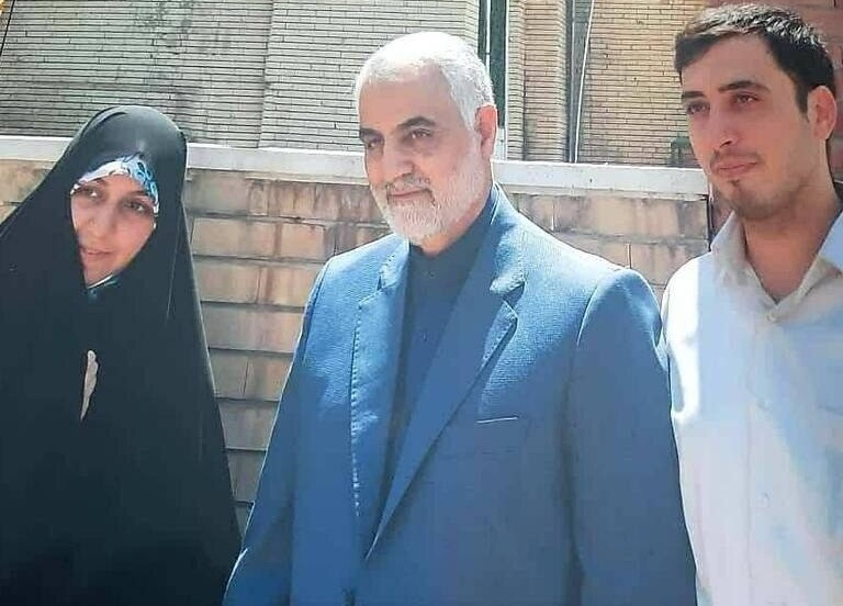 زوج جان&zwnj;باخته هواپیمای اوکراینی در کنار حاج قاسم