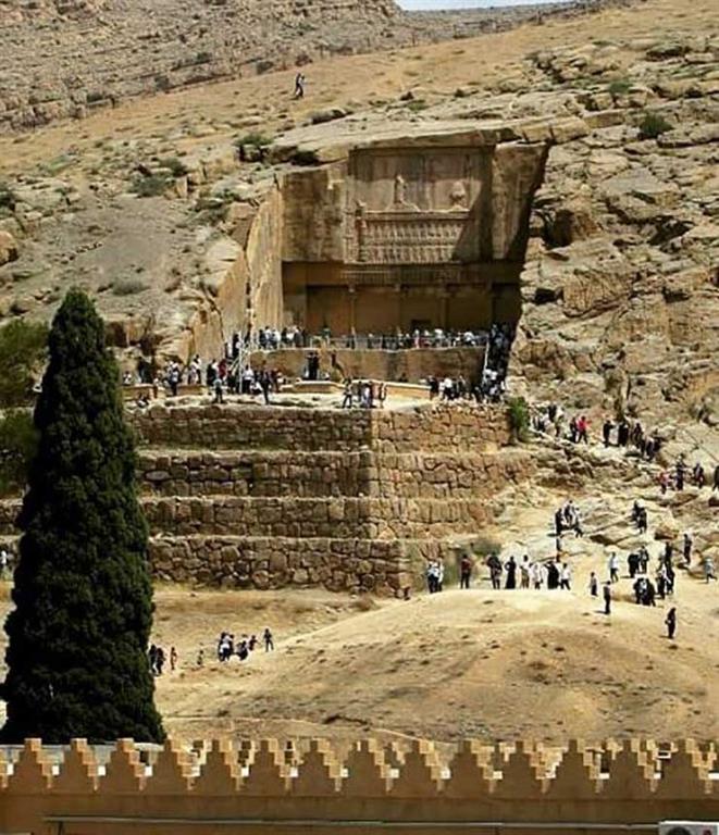 دروازه ناتمام اردشیر سوم قرار بود بزرگترین بنای تخت جمشید باشد