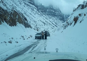 رهاسازی ۷۸ خودروی گرفتار در برف و کولاک تاراز