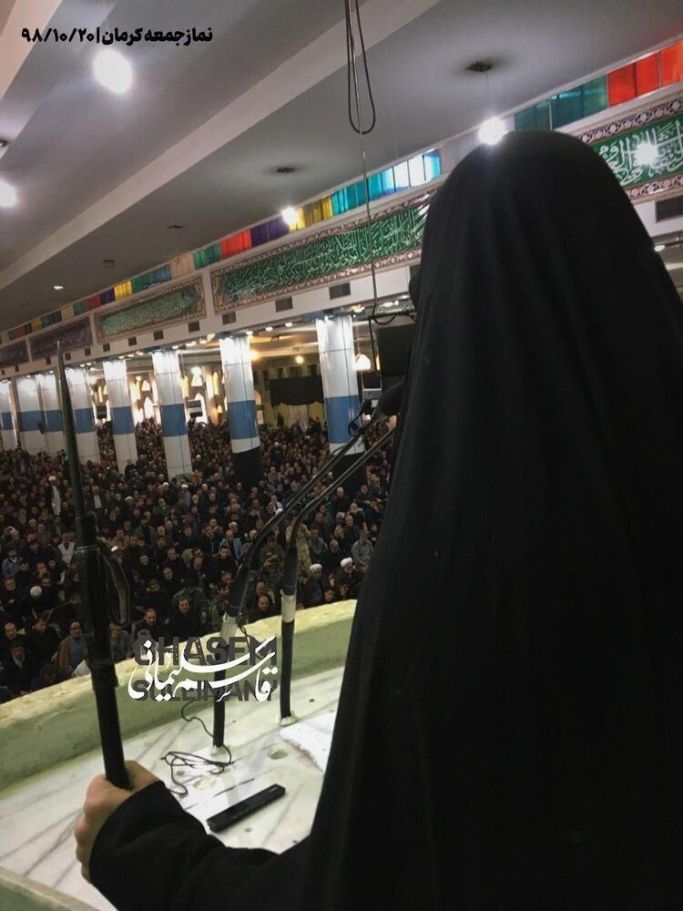 حضور متفاوت دختر سپهبد شهید سلیمانی در نماز جمعه کرمان