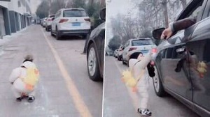 کودک ۱ ساله با فرهنگ، راننده متخلف را شرمسار کرد!