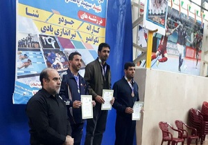 نشان طلای مسابقات سپاه کشور بر گردن تیرانداز چهارمحالی
